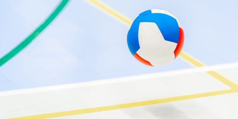 piłka wylatuje na aut w siatkówce